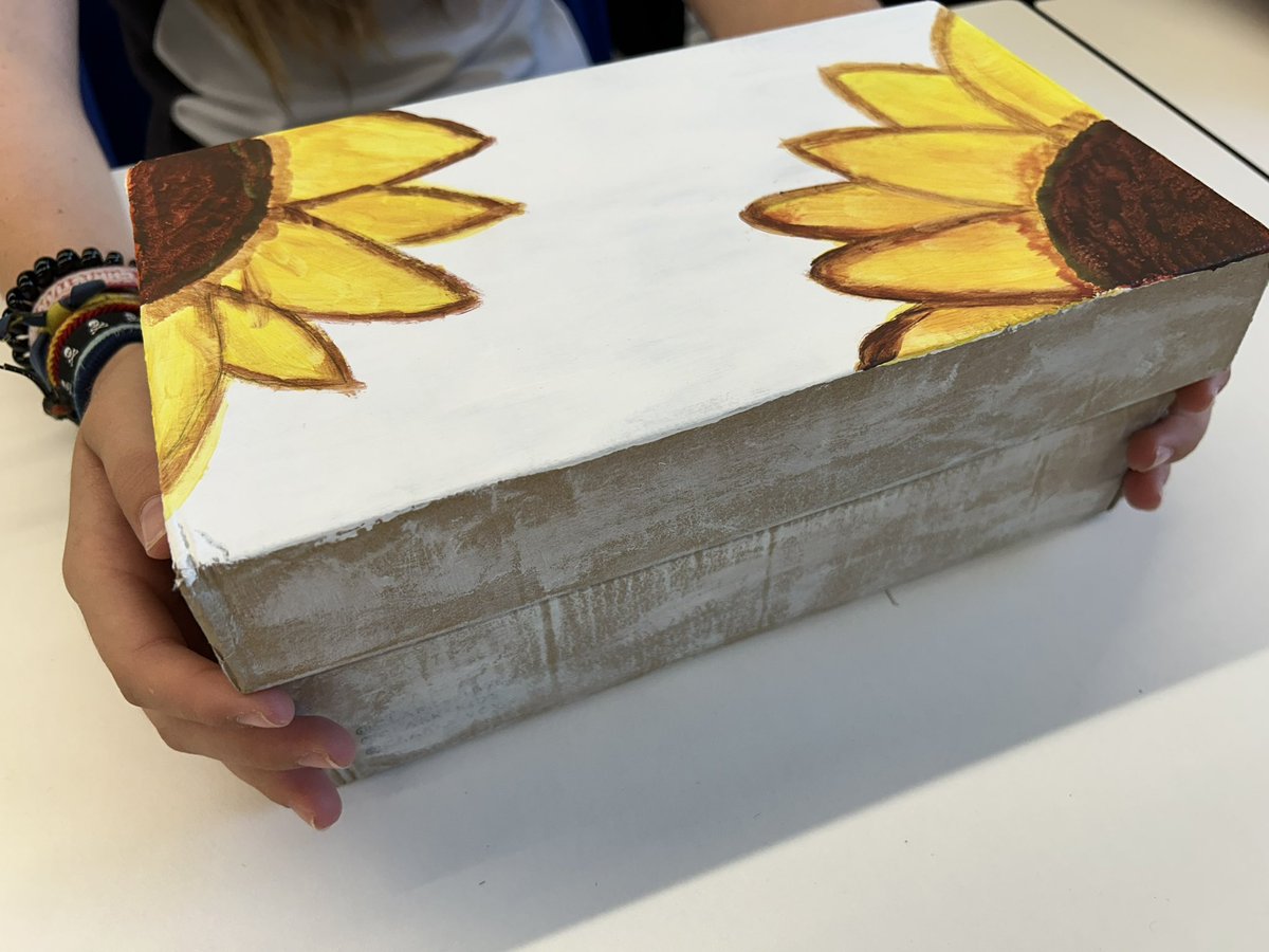 sallesanrafael's tweet photo. 3ºESO comienza la narrativa #WhatAFake!
Una semana por delante, invitando al diálogo y la reflexión en torno a las máscaras, medias verdades y todo lo que conllevan en nuestras vidas.
El alumnado ha preparado una caja, en la que guardar sus reflexiones.
#NCALaSalle #Gracias https://t.co/GgQgTWhLEz