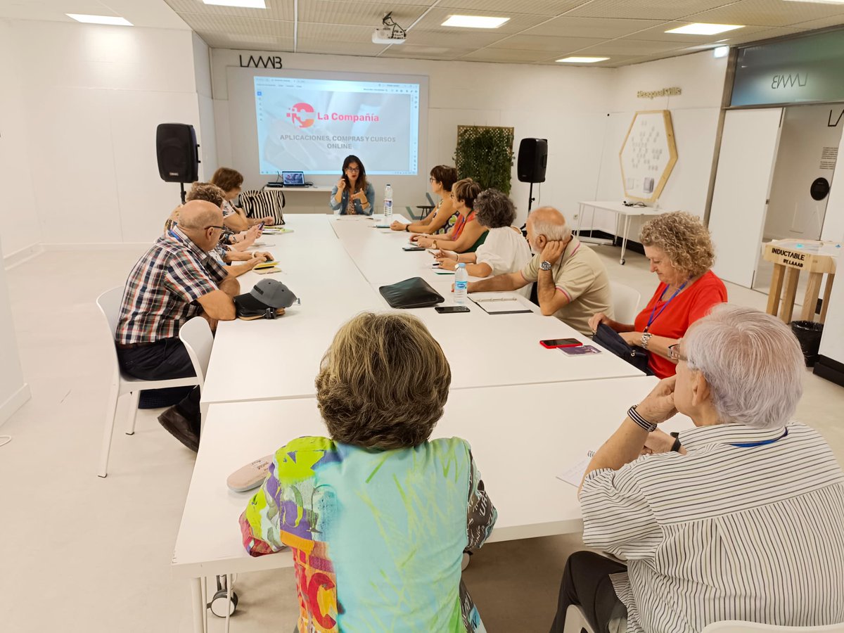 laaab_es's tweet photo. ¡Comenzamos la semana con sesión de #LaCompañía!
Los participantes continúan trabajando para aprender a manejar los códigos QR a través de sus teléfonos móviles.📲

Seguimos trabajando para la accesibilidad de nuestros mayores.💪 https://t.co/Sa5wdbKZhr