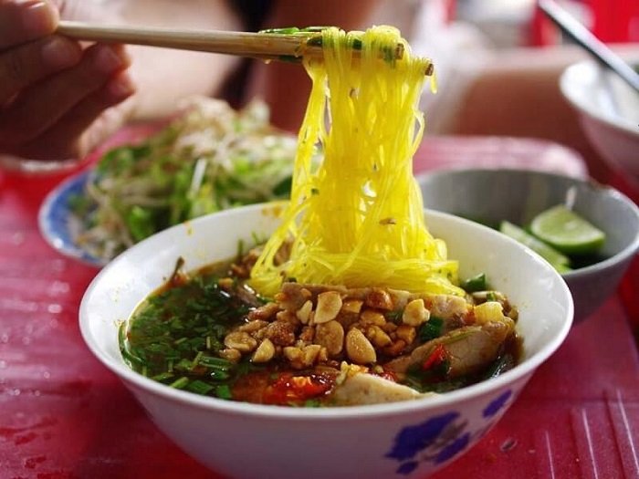 HuskarIL's tweet photo. Mì Quảng Nha Trang. Dù được gọi là mì Quảng nhưng lại không phải là mì quảng, bạn sẽ không tìm được ở nơi nào khác ngoài Nha Trang. Nên suy cho cùng, tên đầy đủ của món này là "mì quảng Nha Trang".
#travel #nhaTrang #vietnam #food
#麺 #食べ物 https://t.co/oeu0RGw2Ow
