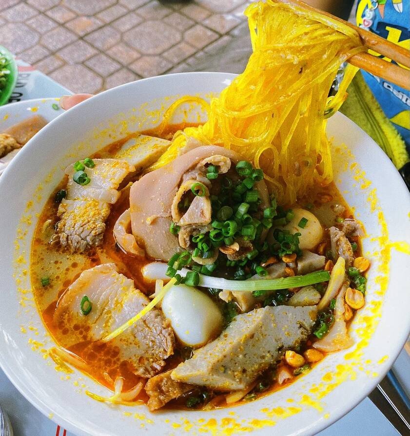HuskarIL's tweet photo. Mì Quảng Nha Trang. Dù được gọi là mì Quảng nhưng lại không phải là mì quảng, bạn sẽ không tìm được ở nơi nào khác ngoài Nha Trang. Nên suy cho cùng, tên đầy đủ của món này là "mì quảng Nha Trang".
#travel #nhaTrang #vietnam #food
#麺 #食べ物 https://t.co/oeu0RGw2Ow