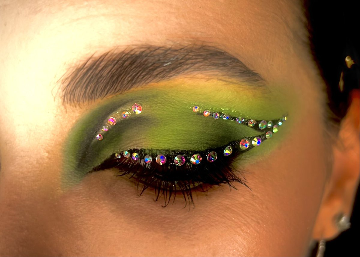 MakeupByEsther's tweet photo. Que os parece este maquillaje de ojos? 💚😍😍 https://t.co/UtpVSGQkcg