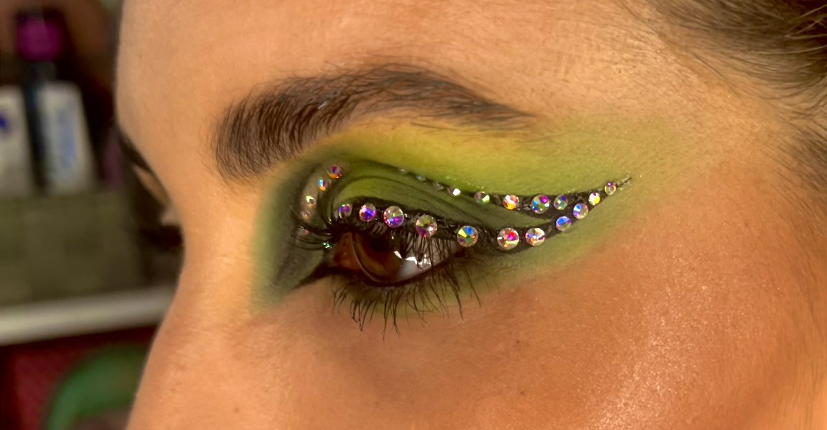MakeupByEsther's tweet photo. Que os parece este maquillaje de ojos? 💚😍😍 https://t.co/UtpVSGQkcg