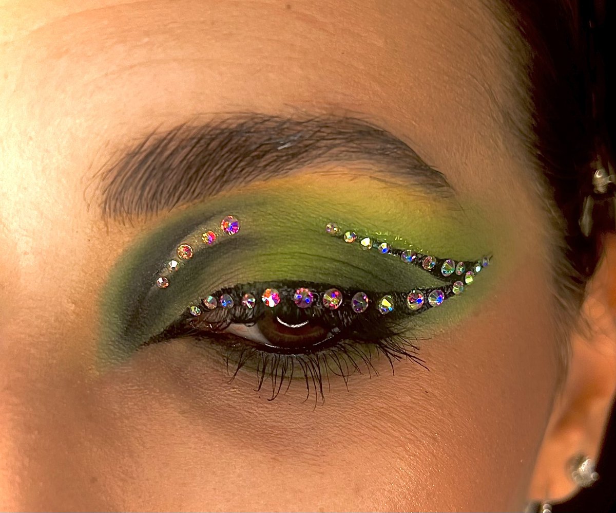 MakeupByEsther's tweet photo. Que os parece este maquillaje de ojos? 💚😍😍 https://t.co/UtpVSGQkcg
