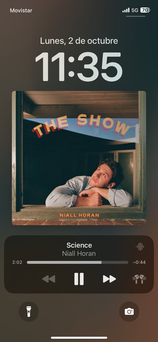 juliafraisoli's tweet photo. esta canción se tiene q escuchar con el volumen al máximo https://t.co/dEn5tyt3fx