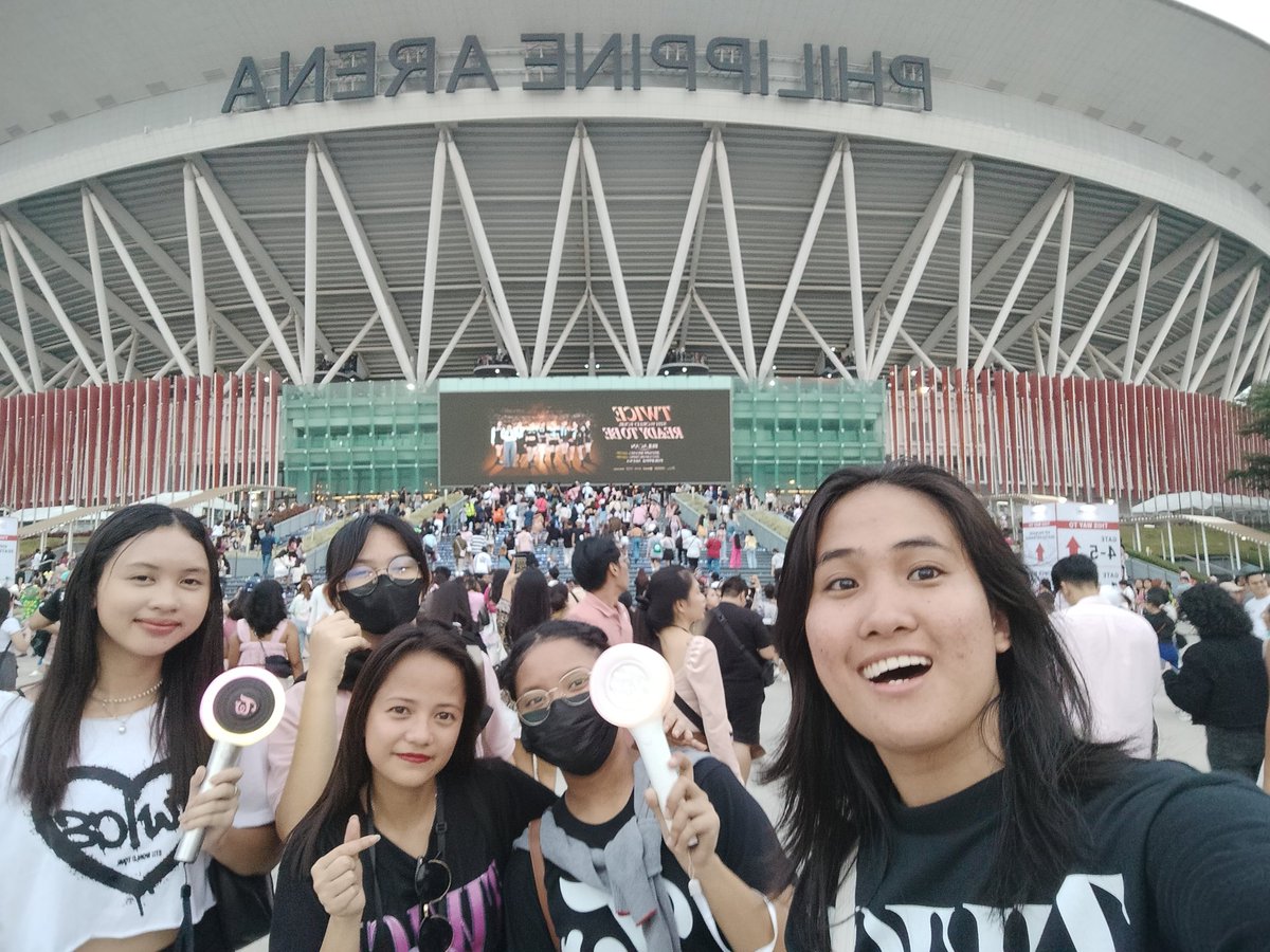 _minajang's tweet photo. Got a chance to meet some co-once before and during the con🫶✨Thank you!!

#READYTOBE_IN_BULACAN_D2 
#TWICEinPH 
#TWICE_5TH_WORLD_TOUR_BULACAN https://t.co/6aFChKKev5