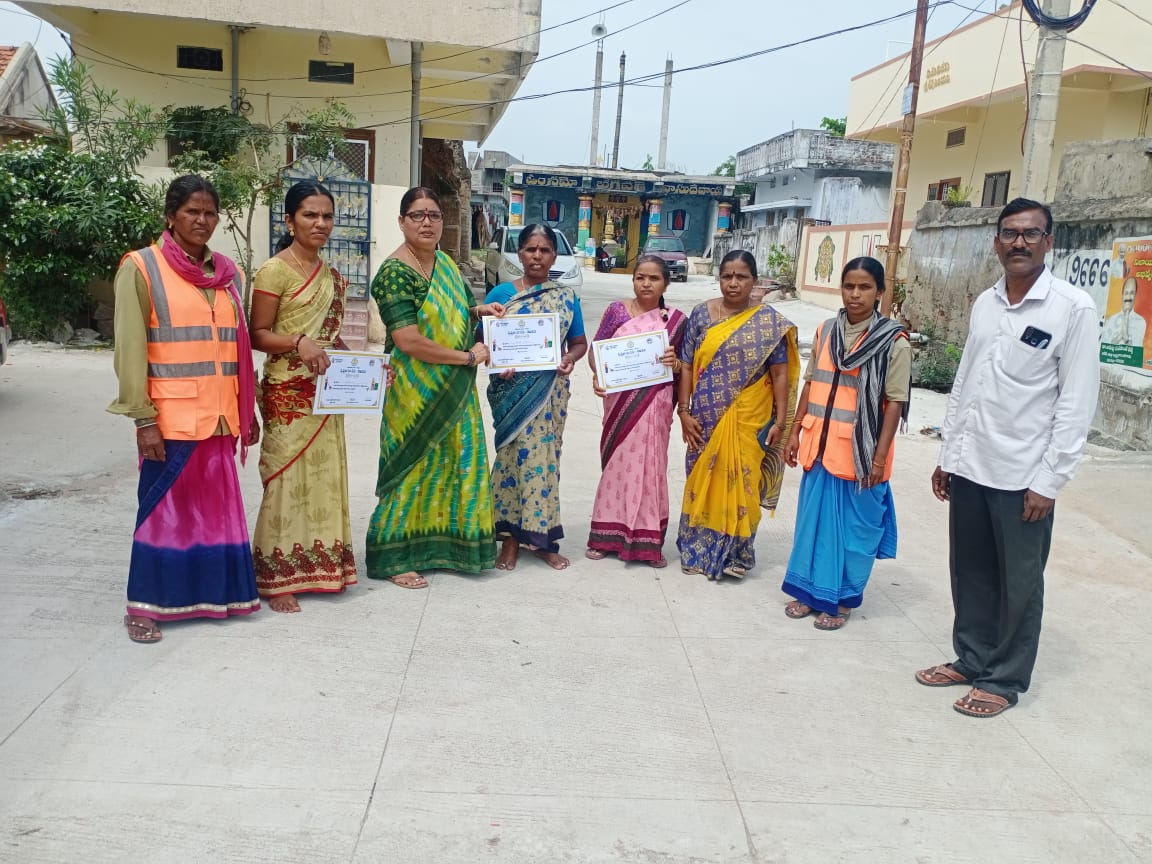 CherialM's tweet photo. As a part of Swachhatha Hi Seva &amp; on the occasion of Mahathma Gandhi Jayanthi, We at Cherial Municipality has given Shramadan Certificates to Citizens who actively participated in Ek Tareekh Ek Ghanta Ek Saath (1st Oct 1 hour of shramdaan at 10.00 AM) Programme. https://t.co/RvjFPIxOGJ