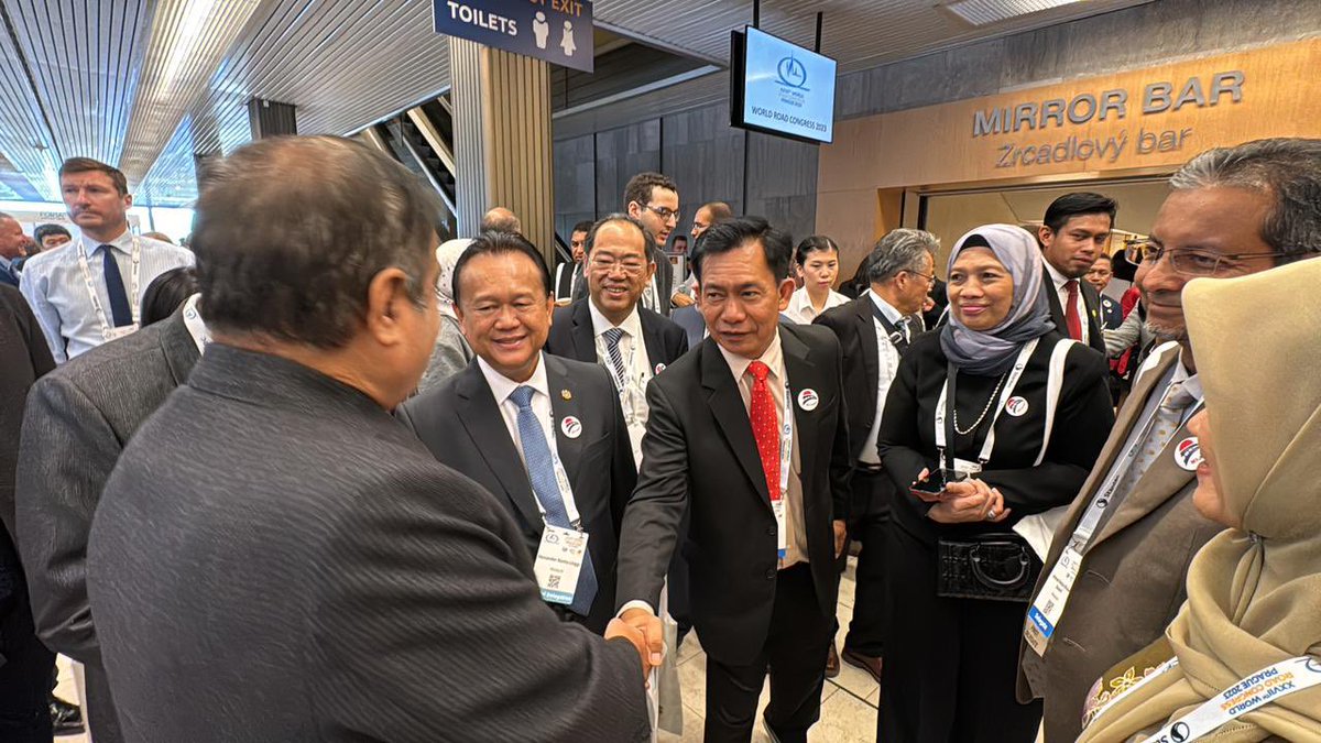 OfficeOfNG's tweet photo. Union Minister Shri @nitin_gadkari Ji interacted with Dato’ Sri @AlexNantaLinggi, Minister of Works Malaysia at the World Road Congress in Prague, Czech Republic today. #WorldRoadCongress #RoadSafety https://t.co/BHyf1KEoDD