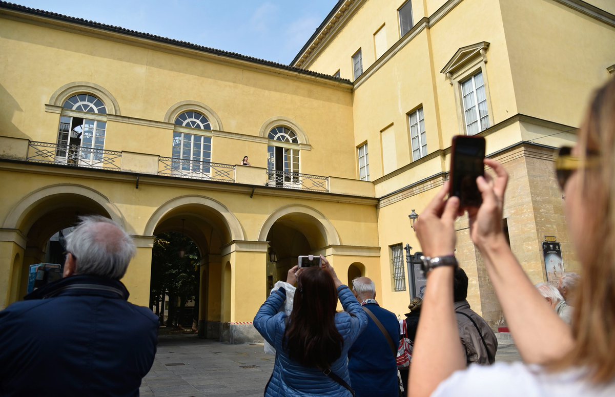 parmawelcomeoff's tweet photo. Uno degli appuntamenti più amati di #VerdiOFF: il Cucù Verdiano, ogni giorno alle 13 un'aria verdiana interpretata, al balcone, da giovani solisti del Conservatorio Arrigo Boito di Parma.
Un momento speciale per emozionarsi😍
Fino a lunedì 16 ottobre.
📸Verdi OFF
#parmawelcome https://t.co/QsBNTXE9mk