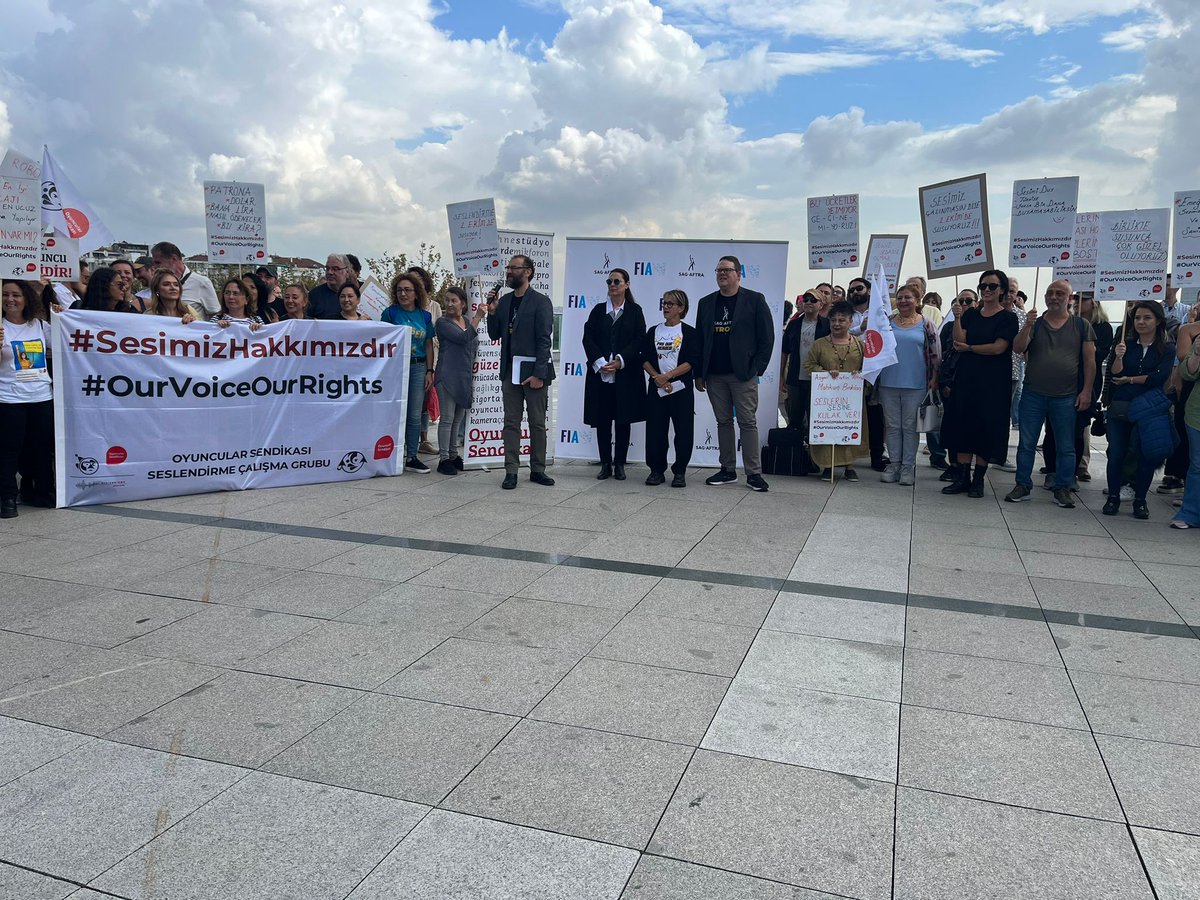 oyuncusendika's tweet photo. Seslendirme Oyuncuları Gelecekte Tamamen Susmamak Adına, Bugün Susuyor!
İnsan onuruna yakışır çalışma koşulları sağlanmadığı,mesleki erozyonun önüne geçecek tedbirler alınmadığı ve yapay zeka ile ilgili düzenlemeler ivedilikle hayata geçirilmediği takdirde; ++
#OyuncularSendikası https://t.co/NOp8i5QlMp