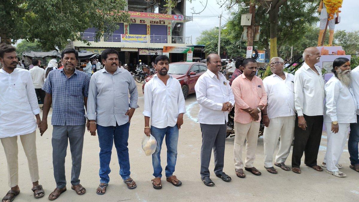 CherialM's tweet photo. As a part of Swachhatha Hi Seva human chain conducted Cherial Municipality participated Chair Person, councillor and public.
@arvindkumar_ias @BRSHarish @cdmatelangana @Collector_KMM @DigitalMediaTS @KTRBRS @Urban_ASCI @MoHUA_India @HardeepSPuri https://t.co/nUoxO8MSFB
