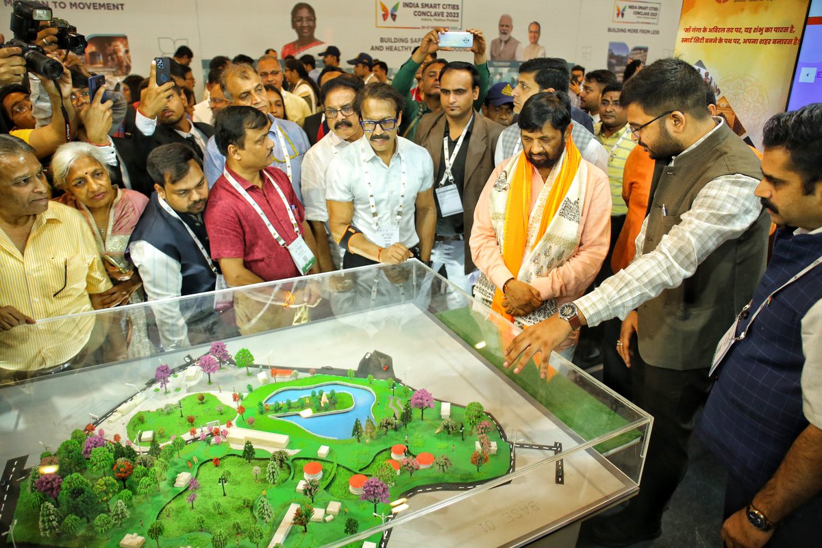 On 26.09.23 at India Smart Cities Conclave 2023-Indore, Shri Kaushal Kishore, Hon’ble MOS, Ministry of Housing and Urban Affairs, GoI reviewed the Namo Ghat, Rajnarayan Smarak Park and Redevelopment of Wards projects under Varanasi Smart City. #VaranasiSmartCity