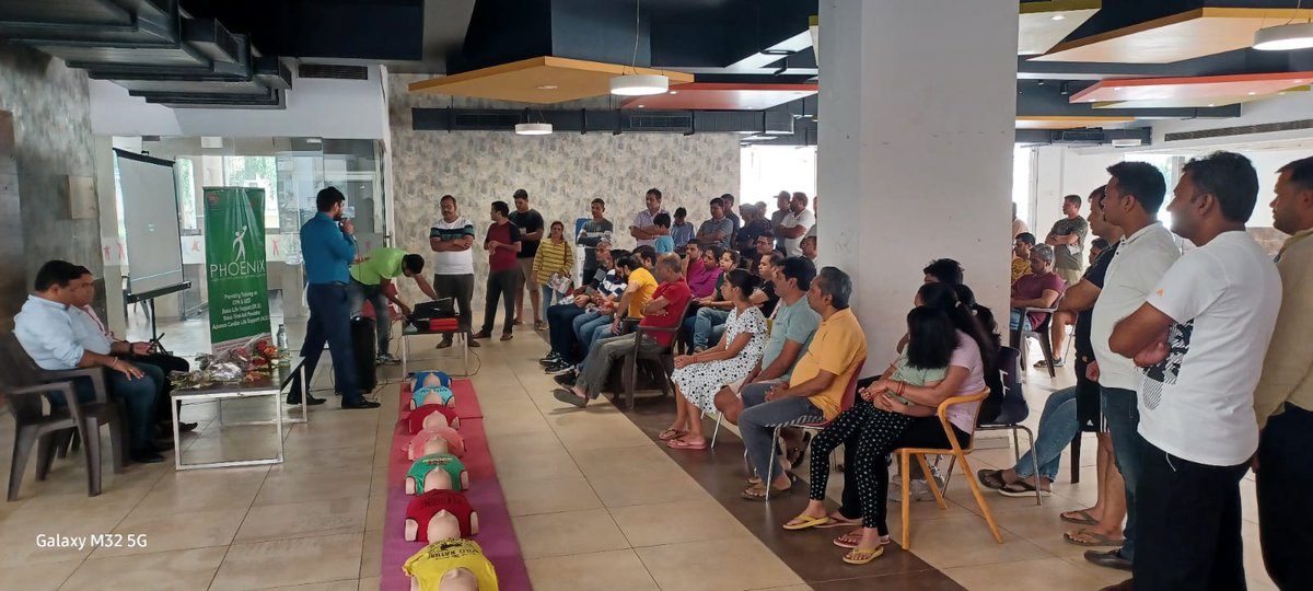 nefowaoffice's tweet photo. नेफोवा फाउंडेशन द्वारा आज महात्मा गांधी एवं लाल बहादुर शास्त्री जी के जन्म दिवस के अवसर पर सुपरटेक इकोविलेज-2 सोसाइटी, ग्रेटर नोएडा वेस्ट में एक जीवन रक्षक CPR: Cardio Pulmonary Resuscitation शिविर का  आयोजन AAV Clinic के सहयोग से किया। 
अनुमानतः भारत में हर साल लगभग 5-6 लाख लोग अचानक हुए हृदयाघात के कारण जीवित नहीं रह पाते हैं और उनमें से एक बड़ा हिस्सा 50 वर्ष से कम उम्र के लोगों का होता है।
जागरूकता एवं प्रशिक्षण की कमी के कारण देश में इस तरह की घटनाएं लगातार बढ़ती जा रही हैं। इसी क्रम में नेफोवा फाउंडेशन की यह मुहिम है कि लोगों को इसके लिए सतर्क एवं प्रशिक्षित किया जाए, जिससे आपात स्थिति में वह जरूरतमंद को मदद प्रदान कर सके।

आज के इस कैंप में सैकड़ो निवासियों एवं सुरक्षा कर्मियों को प्रशिक्षित किया गया।

आने वाले दिनों में इस जागरूकता कैंप को हम लोग क्षेत्र के अलग-अलग सोसाइटी में लगाएंगे एवं लोगों को प्रशिक्षित करेंगे।।

@brajeshpathakup @mihirg @abhishek_nefowa