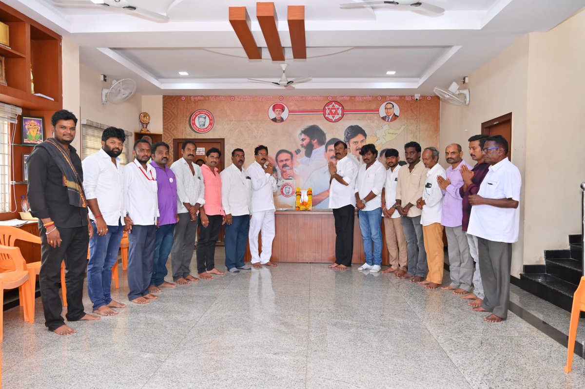 paruchuriJSP's tweet photo. జాతిపిత మహాత్మాగాంధీ జయంతి సందర్భంగా అనకాపల్లి నియోజకవర్గం జనసేన పార్టీ కార్యాలయంలో నివాళులర్పించడం జరిగింది.
@JanaSenaParty @PawanKalyan @mnadendla @NagaBabuOffl @JSPShatagniTeam https://t.co/hYmP18qkt6