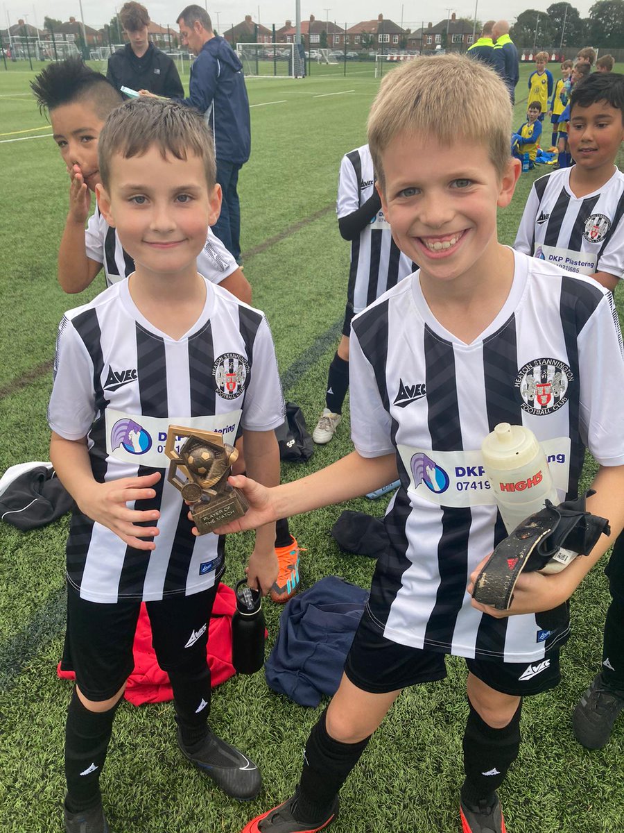 Our younger junior teams - U8s, 2 x u9s and 2 x u10s all played over the weekend, getting more learning experience into the legs whilst having a great time!  Below left we have Oscar getting the u10 Blacks player of the match award from the captain for the day Seb. 👏👏👏⚽️⚽️⚽️