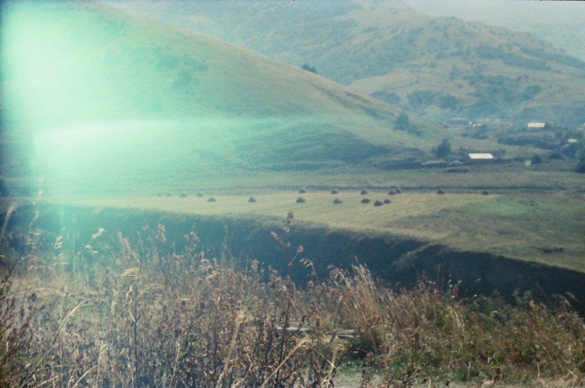 murchelfotodump's tweet photo. glares
🎞️: kodak 250D 📷: zenit 12ca
#film #filmphotography #photo #photography
#35mm #kodak #kodakfilm #250d
#zenitcamera #filmcamera #photocinematic
#mountains #glares https://t.co/5SAAyA5EWj