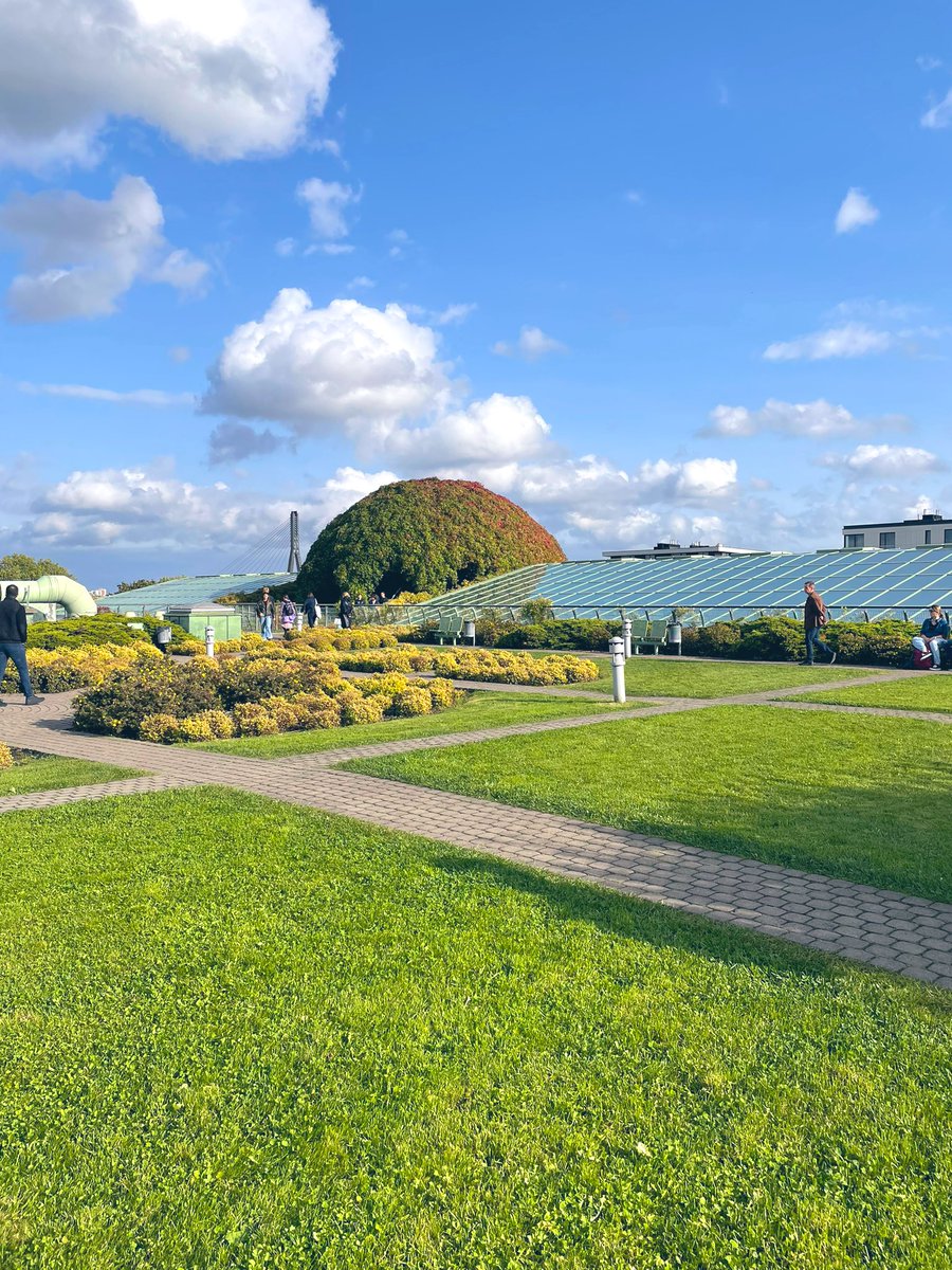 Thank you so much for organising, helping, caring throughout three days and particularly for chairing our panel! The conference was great, as was Warsaw 🫶 #HCG2023 p.s. we should also have gardens above our library @unibielefeld