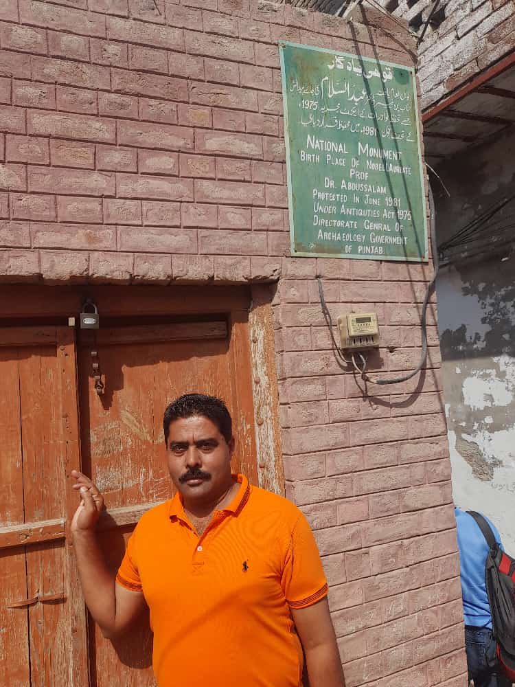 Khurram_zakir's tweet photo. آج ایک دوست جھنگ سے ڈاکٹر عب��السلام صاحب کی جاے پیدائش کی تصویریں بھیج رہا تھا اور میں سوچ رہا تھا کہ یہ کیسے عظیم اور محنتی لوگ تھے جو ایک کمرے کے گھر سے اٹھ کر نوبل انعام تک کا سفر طے کیا اس دوران کتنی مشکلیں کتنے مسائل کا سامنا کرنا پڑا ہو گا 
یہ وہ عظیم لوگ ہیں جن کے کارناموں کے بارے میں نئی نسل کو بتانا چائیے کہ کیسے مشکل ترین حالات میں بھی نوبل پرائز تک کا سفر کیا جا سکتا ہے 🌺🌹🌿🎋🌱