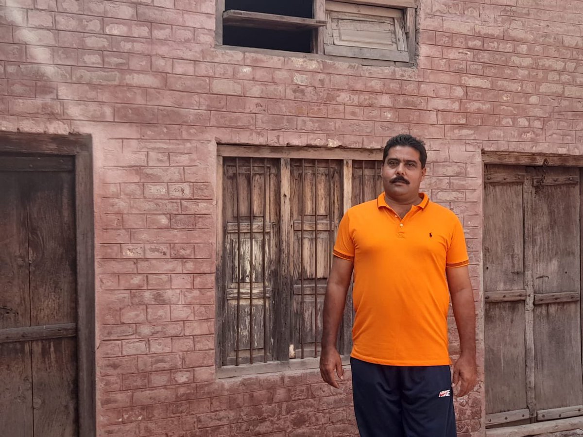 Khurram_zakir's tweet photo. آج ایک دوست جھنگ سے ڈاکٹر عب��السلام صاحب کی جاے پیدائش کی تصویریں بھیج رہا تھا اور میں سوچ رہا تھا کہ یہ کیسے عظیم اور محنتی لوگ تھے جو ایک کمرے کے گھر سے اٹھ کر نوبل انعام تک کا سفر طے کیا اس دوران کتنی مشکلیں کتنے مسائل کا سامنا کرنا پڑا ہو گا 
یہ وہ عظیم لوگ ہیں جن کے کارناموں کے بارے میں نئی نسل کو بتانا چائیے کہ کیسے مشکل ترین حالات میں بھی نوبل پرائز تک کا سفر کیا جا سکتا ہے 🌺🌹🌿🎋🌱