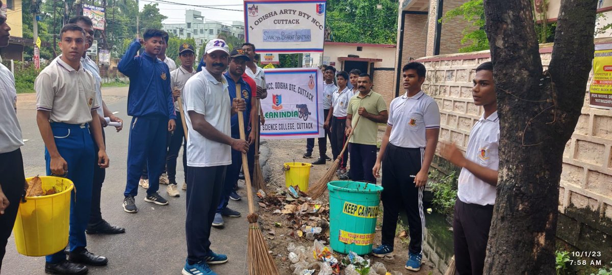OneODArtyBtyNCC's tweet photo. #NCC 11 Institutes under #1ODArtyBtyNCC organised
Cleanliness drive &amp; rallies under #EkTareekhEkGhantaEkSaath #SwachhataHiSeva. 11-ANOs 362-Cdt &amp; Staff cleaned river bank,public utility, religious places 
@SwachhBharatGov @swachhbharat @PMOIndia @utkalpride @HQ_DG_NCC @DHE_Odisha https://t.co/c8XfRDF7xq
