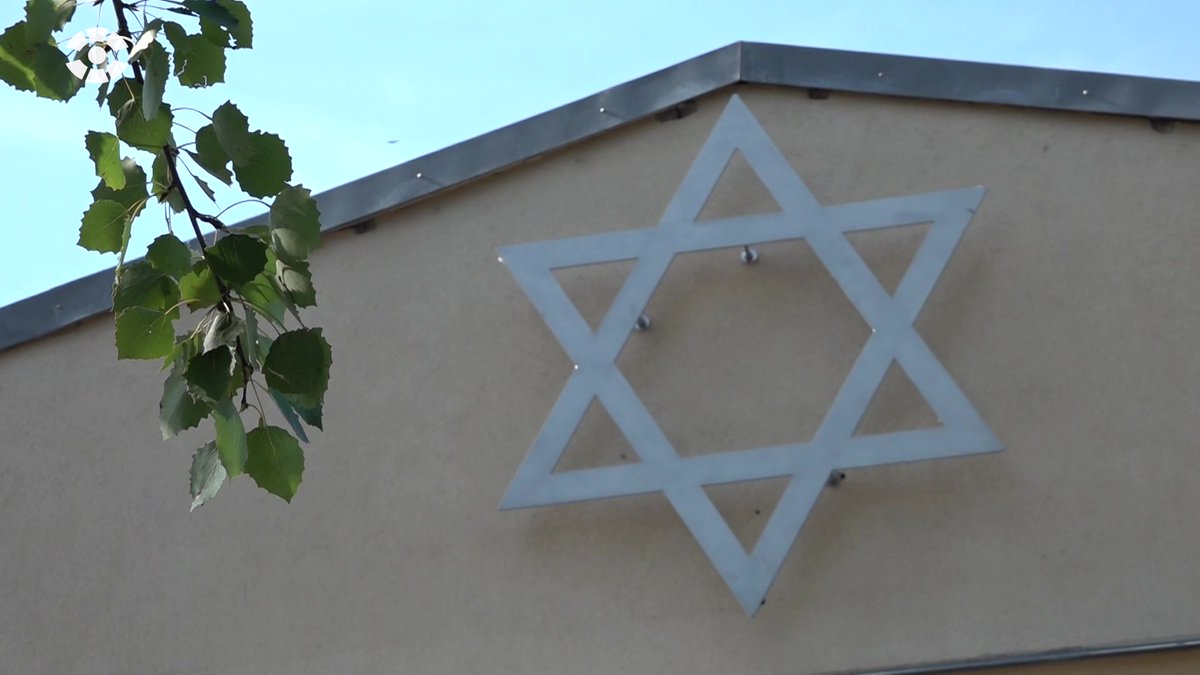 Am Donnerstag lud Rabbi Akiva Weingarten im Zuge der Interkulturelle Tage in Dresden Nicht-Juden zum Aufbau der #Sukkah bei der Neuen #Synagoge ein. Das #Laubhüttenfest wird noch bis zum Freitag gefeiert. 🥳✡️

sachsen-fernsehen.de/mediathek/vide…