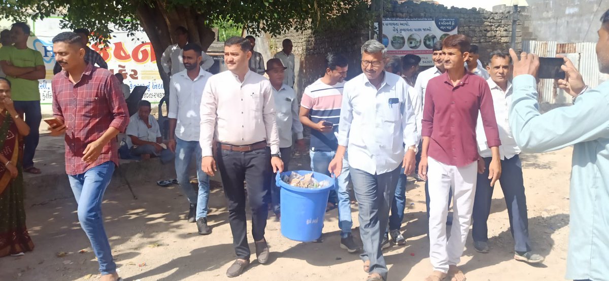 UpletaTdo's tweet photo. "સ્વચ્છતા હી સેવા " પખવાડિયાની ઉજવણીના ભાગરૂપે મેરવદર ગામે પ્રમુખશ્રી, ઉપપ્રમુખશ્રી, કર્મચારી/અધિકારી અને ગામજનોની ઉપસ્થિતિમાં સાંસ્કૃતિ કાર્યક્રમ,સફાઈ રેલી,વૃક્ષારોપણ અને ગામની જાહેર જગ્યાઓની સફાઈ કરી, એકઠો થયેલ ઘન કચરાનો યોગ્ય નિકાલ કરાયો.
@DDORAJKOT1 
@RajkotInfo 
@GujPRHDept https://t.co/ds8bh9yVro