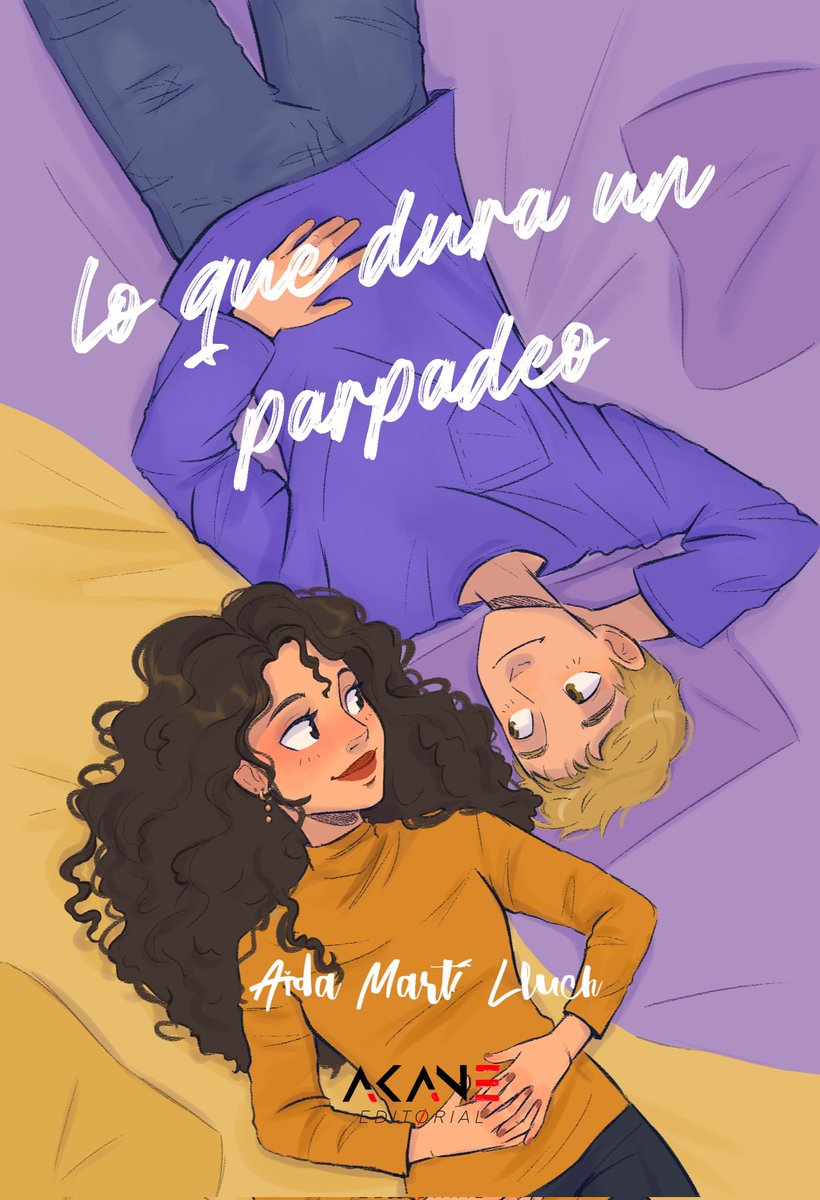 Cubierta de la novela Lo que dura un parpadeo. El fondo es una cama sobre la que hay un chico y una chica tumbados, cada uno en una dirección pero con las cabezas a la misma altura. El lado de ella está pintado de amarillo. Lleva el pelo castaño rizado, un jersey amarillo y mira al chico con las mejillas sonrosadas. El lado de él es morado, a juego con su camiseta. Lleva el pelo rubio, corto y mira a los ojos a la chica y sonríe.