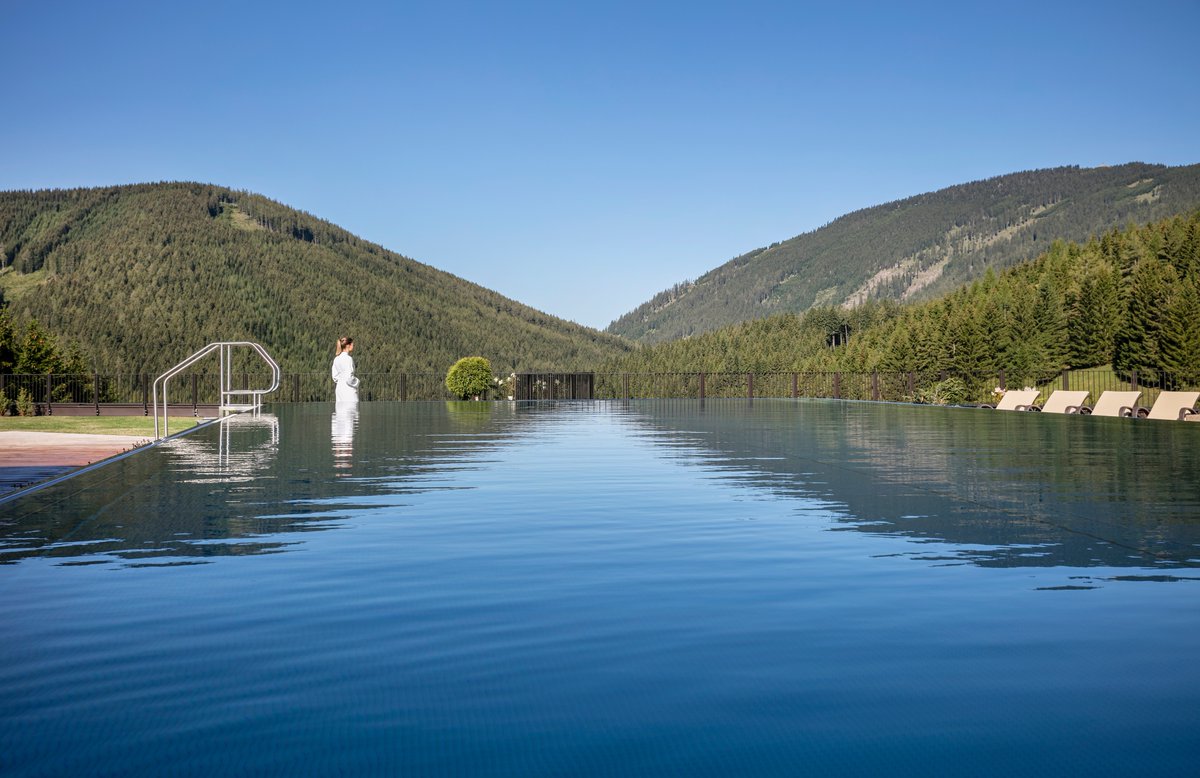 leadingspa's tweet photo. Auf ins Almwellness Hotel Pierer für den perfekten Herbsturlaub🍂 bei traumhaften Wanderungen auf der Teichalm⛰️ und Wellness-Stunden zu zweit. 💕👉https://t.co/enHAR2JbAV 📸: Pierer KG, Credits: Harald Eisenberger #leadingspa #leadingsparesorts #almwellness #pierer #almurlaub https://t.co/VHWsjWWf4i