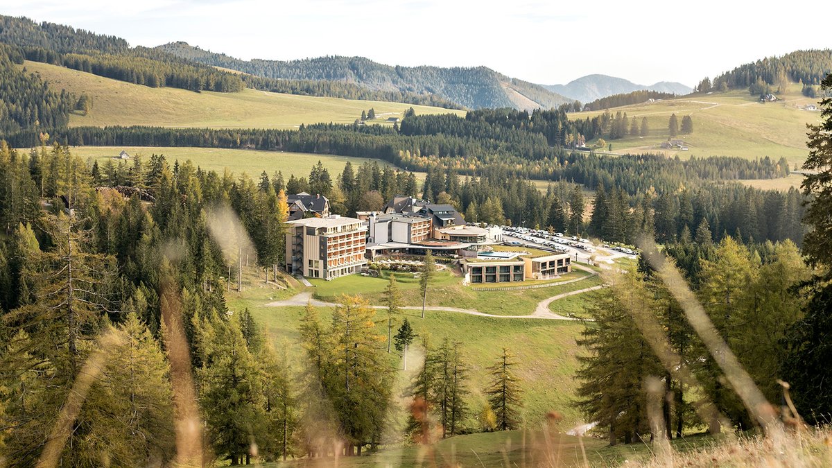 leadingspa's tweet photo. Auf ins Almwellness Hotel Pierer für den perfekten Herbsturlaub🍂 bei traumhaften Wanderungen auf der Teichalm⛰️ und Wellness-Stunden zu zweit. 💕👉https://t.co/enHAR2JbAV 📸: Pierer KG, Credits: Harald Eisenberger #leadingspa #leadingsparesorts #almwellness #pierer #almurlaub https://t.co/VHWsjWWf4i