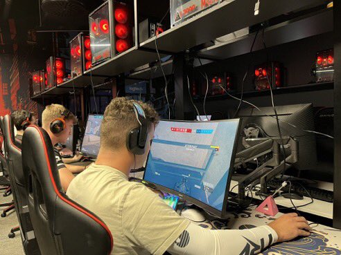 oNLY🇸🇰 tweet media