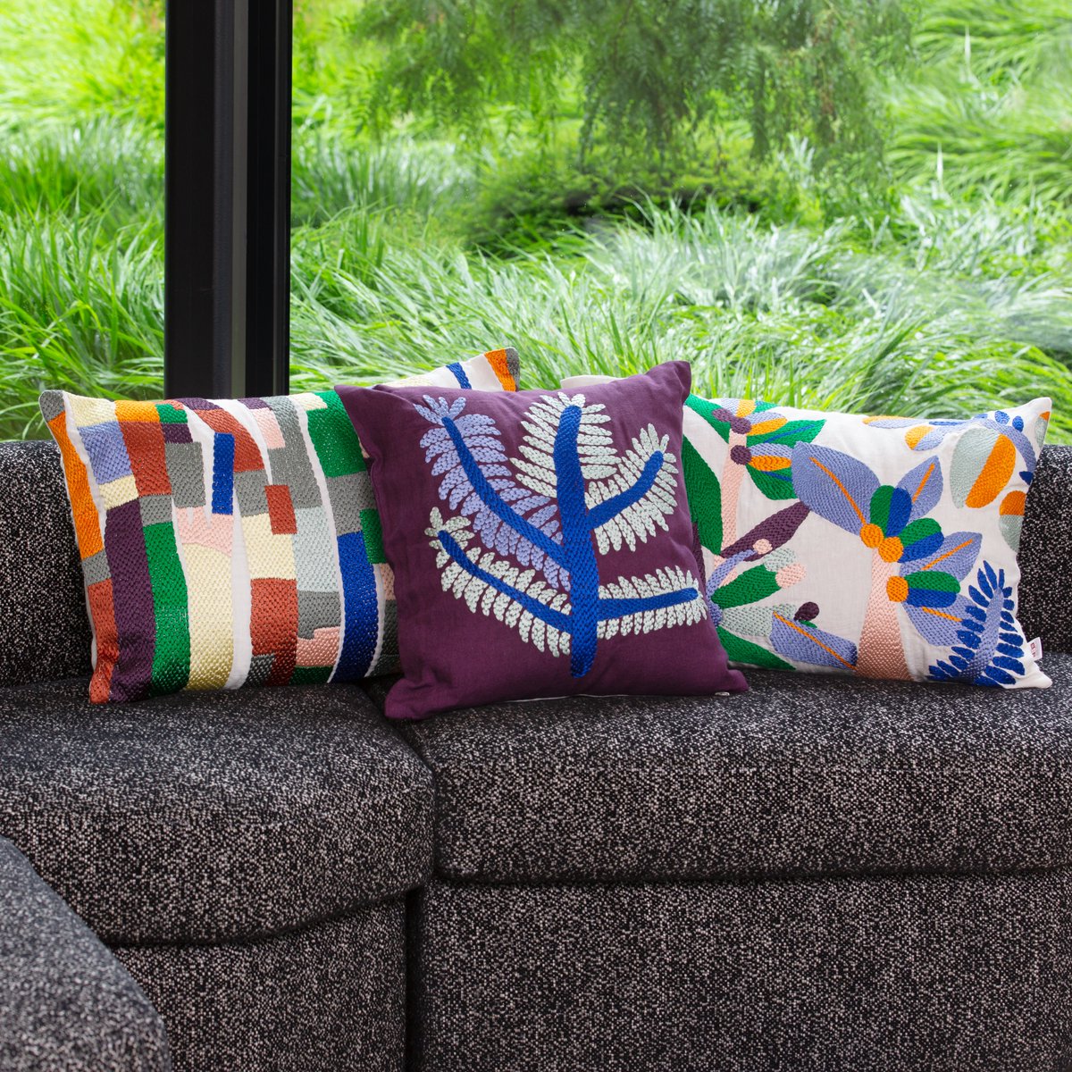 Habitat_ES's tweet photo. A veces hace falta muy poco para transformar un espacio. ¡Añade una explosión de colores y estampados a tu salón con los cojines creados por Floriane Jacques, diseñadora gráfica del Habitat Design Studio! 🎨

🔎 Cojines - VALENTINO, VICTORIA, VERLAINE https://t.co/fTtoB3UnpG