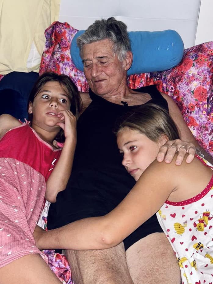 fgiorgetti74's tweet photo. Figli e nonni, l’orgoglio di un genitore.

Oggi 2 ottobre si celebra la figura dei nonni, ma si festeggiano ogni giorno perchè l’amore che possono darti è qualcosa di unico.
Chi ha avuto questa fortuna sa quanto sia importante.
#2ottobre #festadeinonni https://t.co/4W179yHiDd