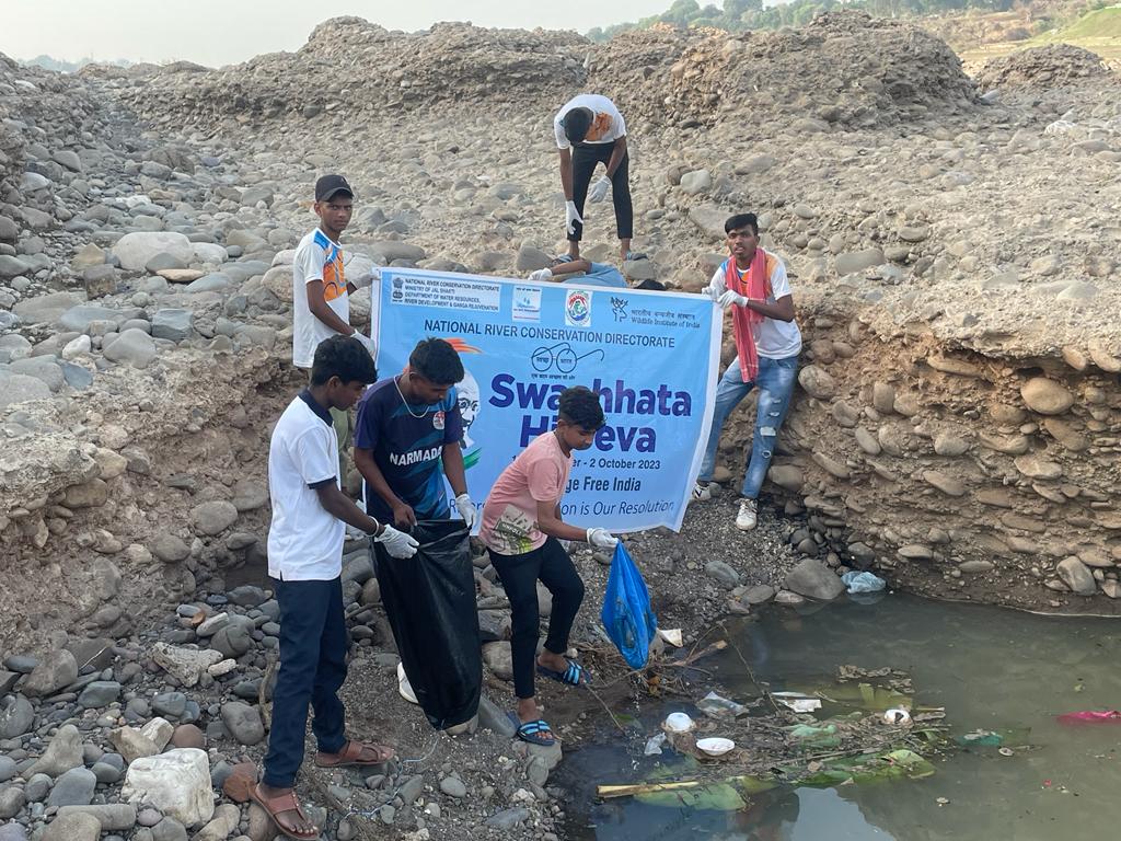 River Narmada basin #Gujarat under the plank of @NRCD_MoJS & @wii_india campaign of #EkTareekEkGhanta on #GandhiJayanti took place. #SwachhtaHiSewa #GarbageFreeIndia #SwachhaBharat @MoJSDoWRRDGR @asokji @irsashok 🇮🇳