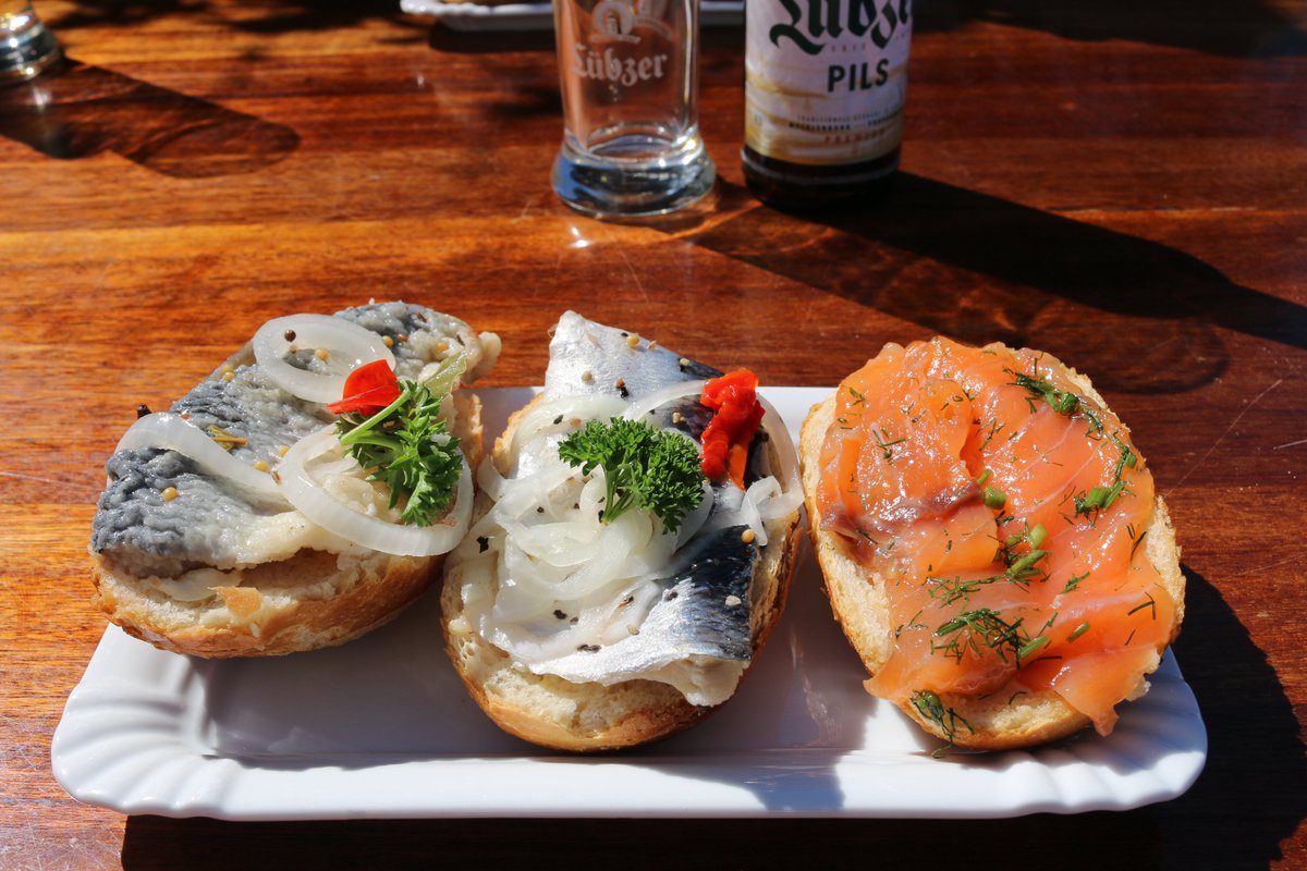 Die leckerste Währung der Ostsee wird immer in goldenen Knusperschalen serviert. Umrechnungskurs: 1 Fischbrötchengold = 10 Leckerbiss-Choins ...😋😋😋
#reisekino #ostsee #rügen #lecker #Himmel #Urlaub