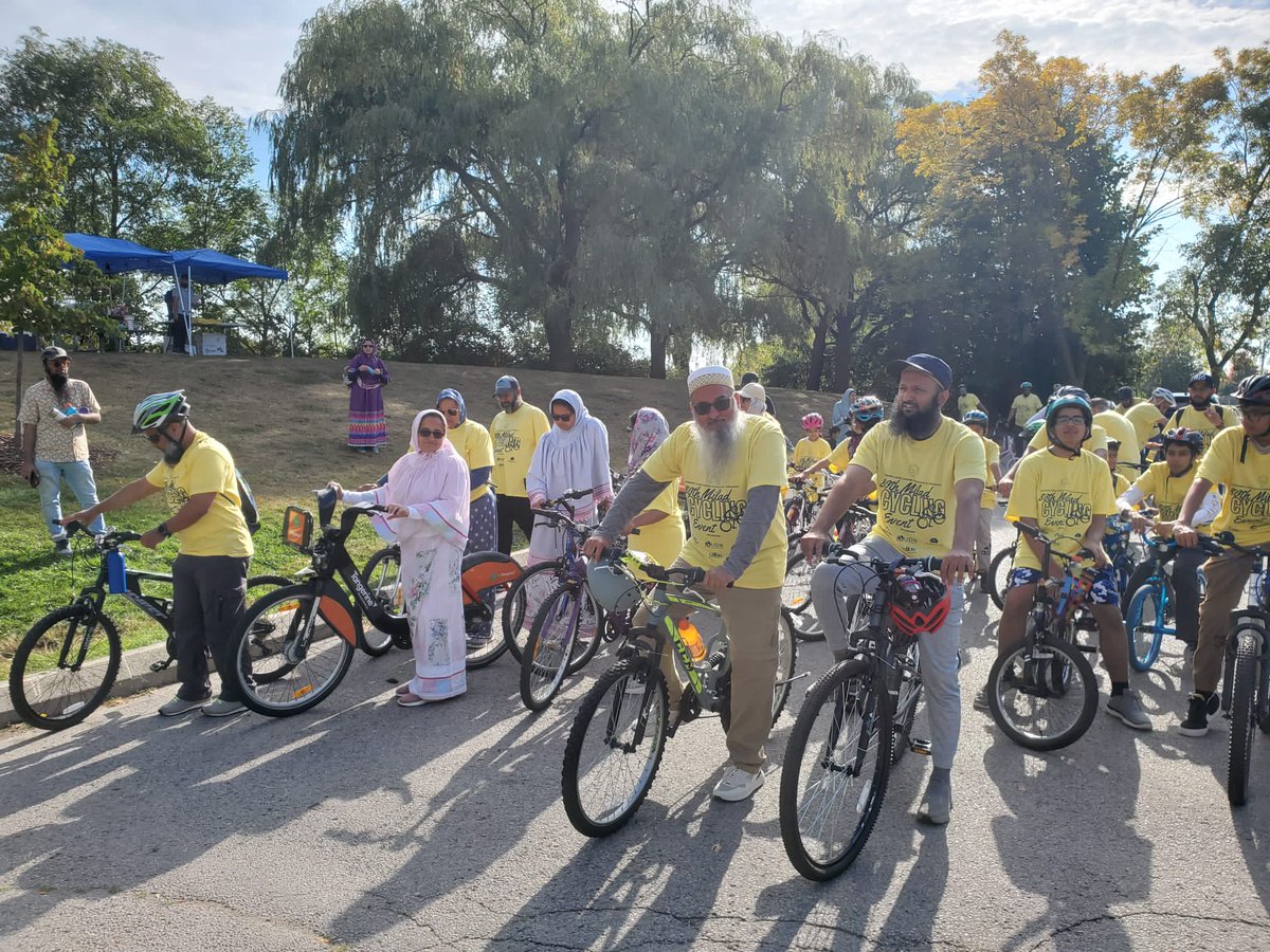 Bohras_Canada's tweet photo. The spirit of unity and health was in full gear as the #DawoodiBohra community of #Mississauga organized a memorable cycling event. Pedaling along the picturesque Lake Ontario, they covered an 18 km loop, promoting healthy habits and creating lasting memories.🚴♂️#CommunityCycling https://t.co/8wUdJen4NP