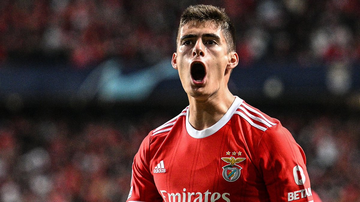 mufcMPB's tweet photo. 🚨 JUST IN: Manchester United have started internal talks about signing a new important centre-back in 2024! Jean-Clair Todibo is still being scouted. United are also tracking António Silva and Edmond Tapsoba. #MUFC [@FabrizioRomano] https://t.co/oZCVGjfHYi