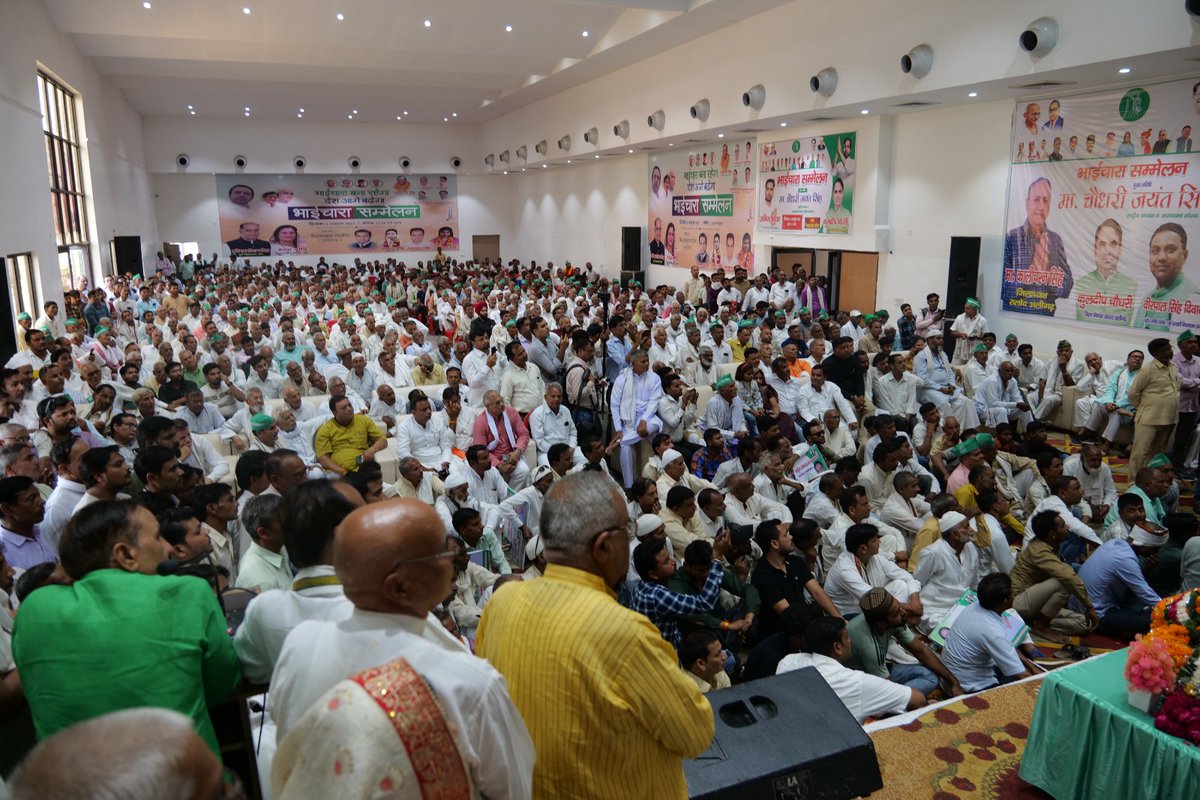 RLDparty's tweet photo. भाईचारा बना रहेगा, देश आगे बढ़ेगा। 

आज गाँधी जयंती के अवसर पर अलीगढ़ में आयोजित "भाईचारा सम्मलेन" में राष्ट्रीय अध्यक्ष चौधरी जयन्त सिंह जी ने शामिल होकर सभा को संबोधित किया। उन्होंने इस अवसर पर गाँधी जी, शास्त्री जी तथा चौधरी चरण सिंह जी द्वारा सुझाए गए प्रेम, समरसता और भाईचारे के मार्ग पर सभी को चलने का आग्रह किया। 
कार्यक्रम में राष्ट्रीय लोकदल के पदाधिकारी गण, विधायक गण तथा विभिन���न क्षेत्रों के सम्मानित कार्यकर्त्ता मौजूद रहे।

#BhaicharaSammelan
#BhaicharaZindabad
#ChaudharyJayantSingh
#Aligarh
