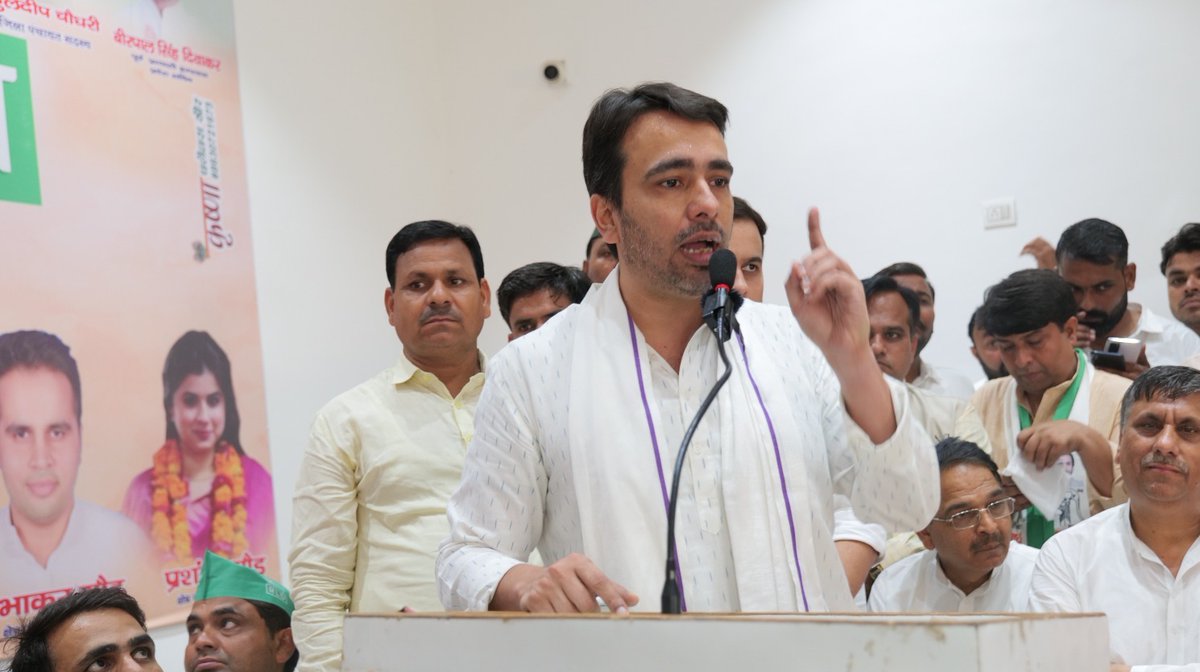 RLDparty's tweet photo. भाईचारा बना रहेगा, देश आगे बढ़ेगा। 

आज गाँधी जयंती के अवसर पर अलीगढ़ में आयोजित "भाईचारा सम्मलेन" में राष्ट्रीय अध्यक्ष चौधरी जयन्त सिंह जी ने शामिल होकर सभा को संबोधित किया। उन्होंने इस अवसर पर गाँधी जी, शास्त्री जी तथा चौधरी चरण सिंह जी द्वारा सुझाए गए प्रेम, समरसता और भाईचारे के मार्ग पर सभी को चलने का आग्रह किया। 
कार्यक्रम में राष्ट्रीय लोकदल के पदाधिकारी गण, विधायक गण तथा विभिन���न क्षेत्रों के सम्मानित कार्यकर्त्ता मौजूद रहे।

#BhaicharaSammelan
#BhaicharaZindabad
#ChaudharyJayantSingh
#Aligarh