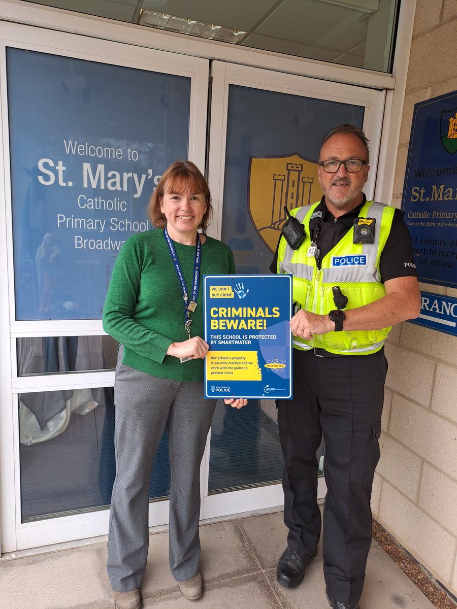 PC Trowman has been visiting 2 schools in Broadway, signing them up with @SmartWater_CSI a vital tool in #crimeprevention @StMarysBroadway #broadwayfirstschool @WeDontBuyCrime @CCPippaMills @InspDaveWise @WestMerciaPCC