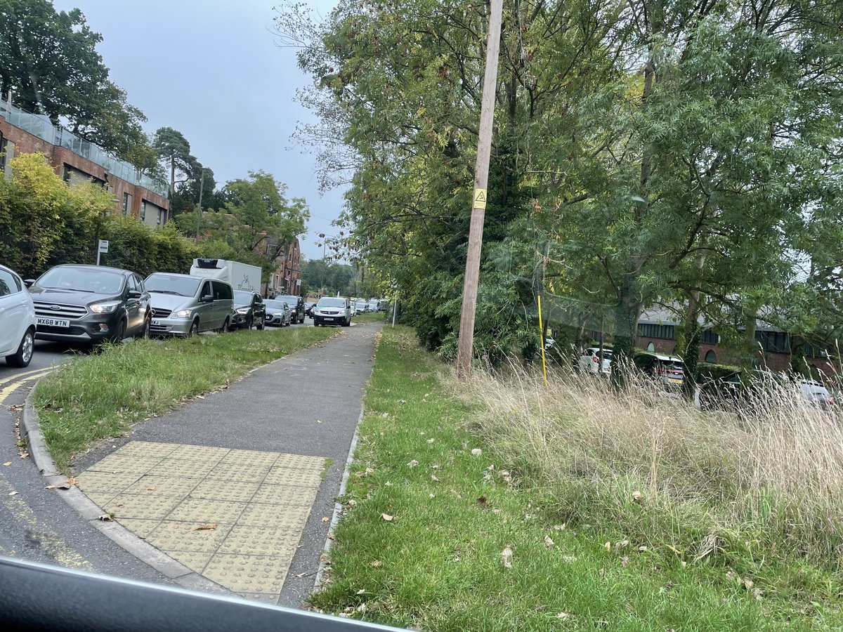 Captain_Farnham's tweet image. ⁦@WaverleyBC⁩ ⁦@SurreyCouncil⁩ Queues up to shepherd and flock. Maybe the Farnham recycling centre should open everyday if the bins need emptying so soon on a Monday morning!