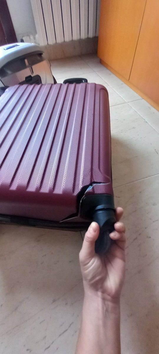 Hola <a href="/KLM_ES/">KLM Spain</a> al recoger la maleta tras un vuelo Ciudad del Cabo - Ámsterdam - Madrid, me la he encontrado completamente rajada. Era nueva, me costó 59'99€ (tengo el ticket). ¿Cuál es vuestra política al respecto?