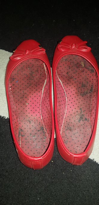 Do u like my worn and smelly flats ? #flatshoes #wornshoes https://t.co/wJIKBQQmVC<a href="/tag/flatshoes"class="tags">#flatshoes</a><a href="/tag/wornshoes"class="tags"><span>#wornshoes</span></a>