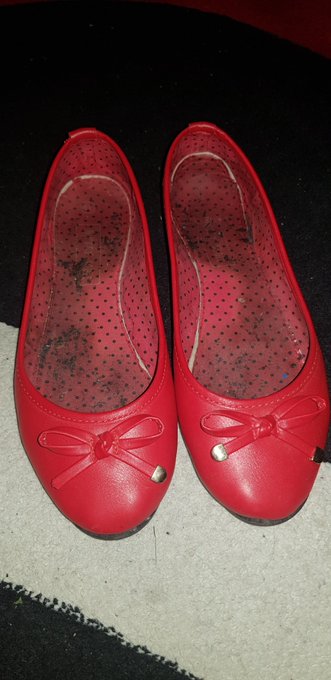 Do u like my worn and smelly flats ? #flatshoes #wornshoes https://t.co/wJIKBQQmVC<a href="/tag/flatshoes"class="tags">#flatshoes</a><a href="/tag/wornshoes"class="tags"><span>#wornshoes</span></a>