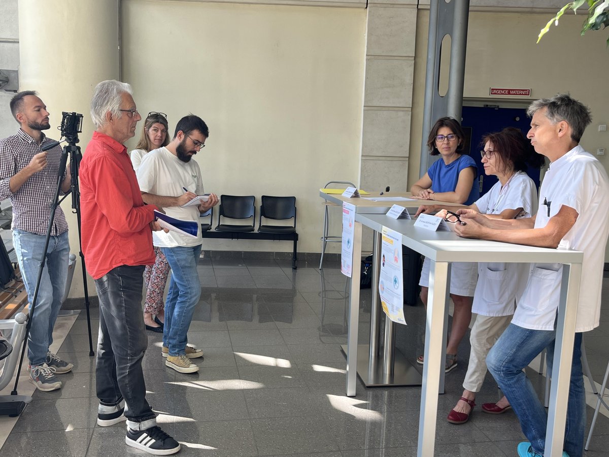 ARSPaca's tweet image. #Bronchiolite👶| S.Lemire Gourdon, directrice départementale adjointe de l'ARS 05, le dr Zoccarato, chef de service pédiatrie au CHICAS de Gap, et le dr Buffin-Parry, pédiatre, ont réuni les journalistes pour faire un point sur la bronchiolite et le nouveau #traitement préventif.