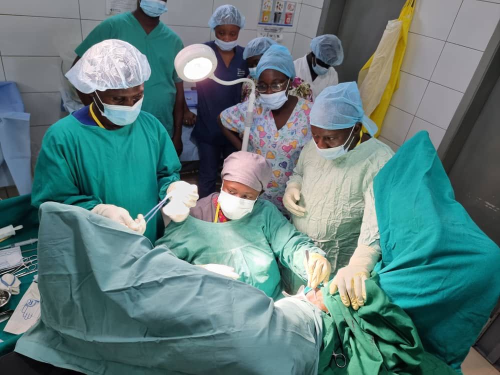 We congratulate @mohs_sl & Bo Govt Hospital for conducting 3 successful #ObstetricFistula surgeries last week as part of efforts to institutionalize campaign to #EndFistula. The surgeries by national & international surgeons were supported by @UNFPA, @IcelandDevCoop &  partners.