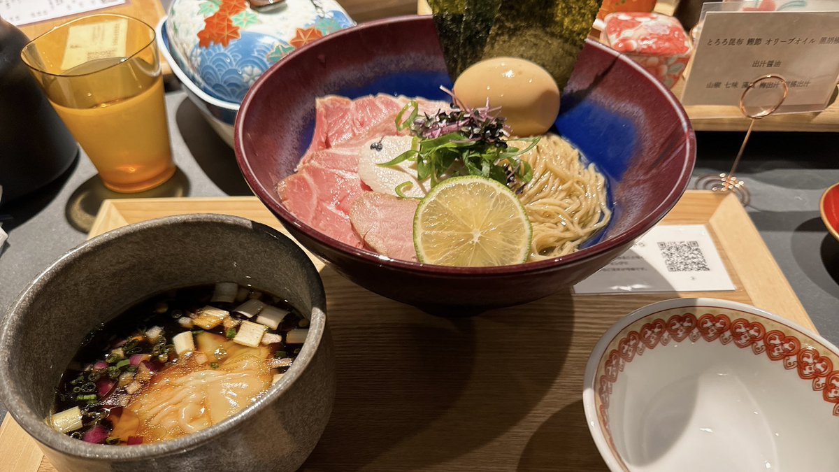 ore_meshi29's tweet photo. 六本木にOPENした昆布水つけ麺専門店のここ、美味かった……調味料が10種あって味変を楽しめ、麺はツルツルで小麦の香りが良く、最後はつけ汁に生卵＋ご飯をぶち込んで、すき焼き風で〆。また行く…！ https://t.co/2tkYHTsMpX