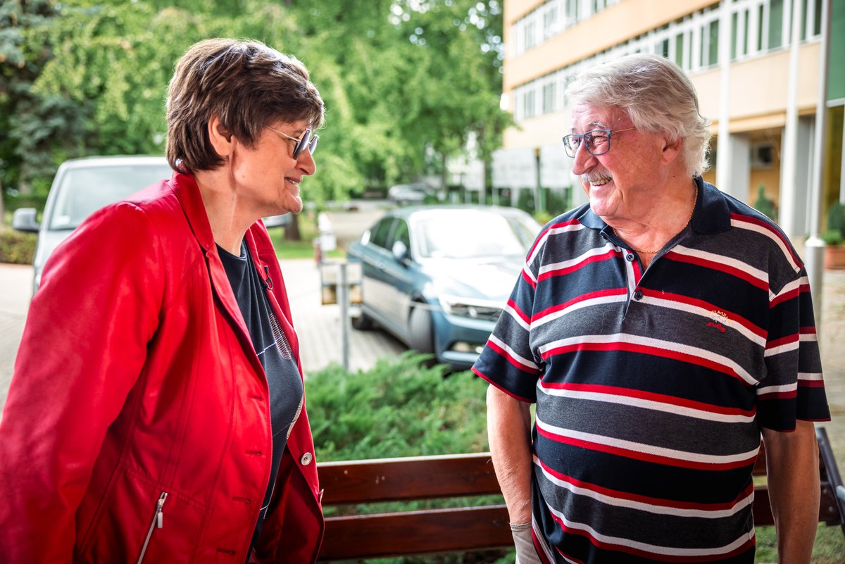 Photo from August 2023, @kkariko (#NobelPrize2023) and my PhD supervisor, Kornél meeting at the @Uni_Szeged Biology Institute (they were previously colleagues at @BiologicalRese1)

(photo shared by SZTE TTIK Biológia Intézet)