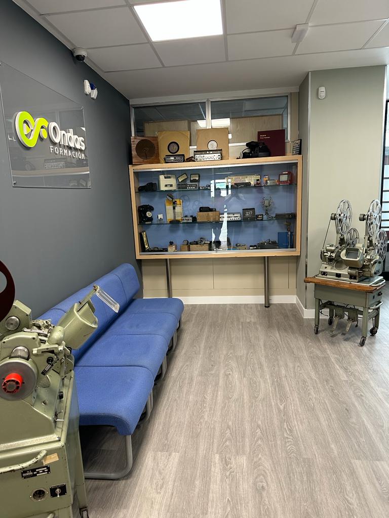 OndasFormacion's tweet photo. Nos vemos en Carabanchel. C/ Secoya 19. Esperamos con mucha ilusión esta nueva esta etapa. ¡Hasta pronto! https://t.co/yahKyEwTUo https://t.co/hjnvCAn5II