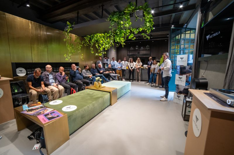 Con gli scatti del meraviglioso #PressDay della scorsa settimana👏🏻 annunciamo ufficialmente la partnership con #Victrola, un accordo che amplia la nostra gamma di dispositivi audio. ➡️ 

Ogni appassionato di musica troverà il #giradischi più adatto alle proprie necessità.🎼