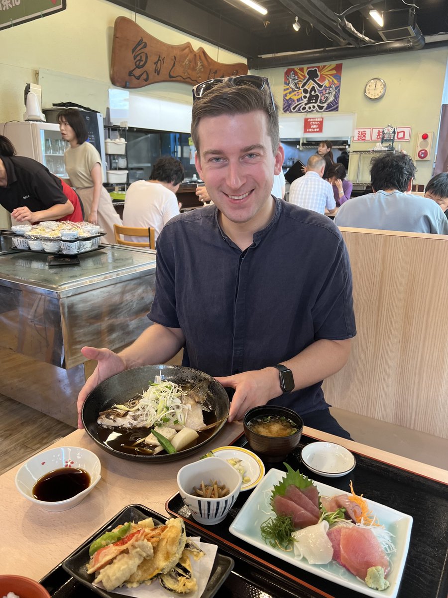 ZacharyPopiolek's tweet photo. 丸十横須賀魚市場の魚祭りに参加してきました。小泉進次郎議員@shinjirokoiz と私が持っている大きいカニを競り落とすことはできませんでしたが、たくさんの美味しい日本の海鮮を食べてパワーをもらいました。
来年の開催も楽しみにしております!
#食べるぜニッポン
#食べて応援
#STOP風評被害 https://t.co/YYY7N2GPG6