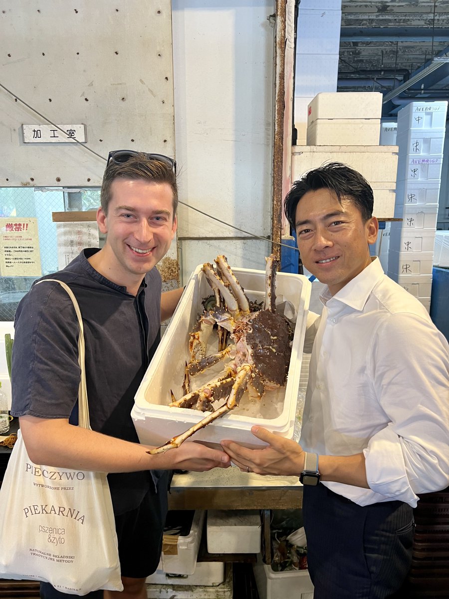 ZacharyPopiolek's tweet photo. 丸十横須賀魚市場の魚祭りに参加してきました。小泉進次郎議員@shinjirokoiz と私が持っている大きいカニを競り落とすことはできませんでしたが、たくさんの美味しい日本の海鮮を食べてパワーをもらいました。
来年の開催も楽しみにしております!
#食べるぜニッポン
#食べて応援
#STOP風評被害 https://t.co/YYY7N2GPG6